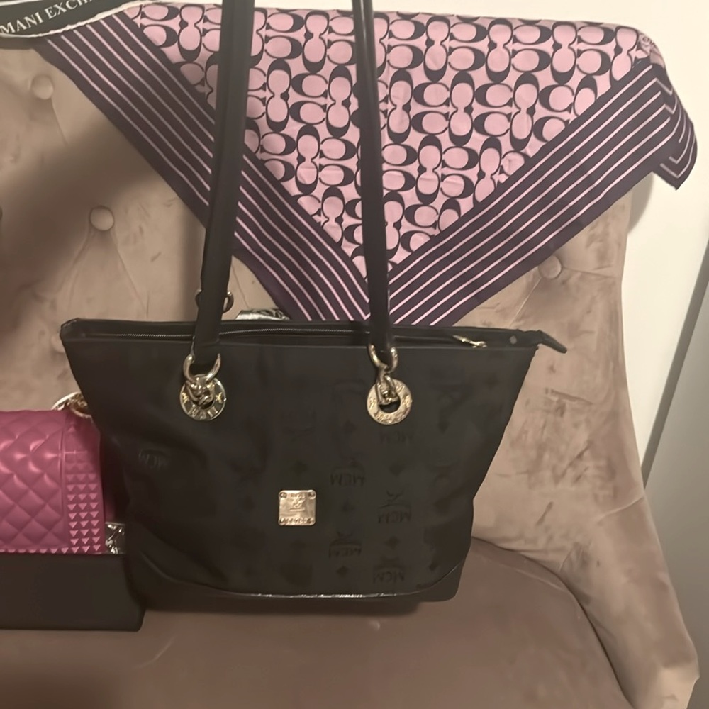 GUC MCM MEDIUM TOTE (black)